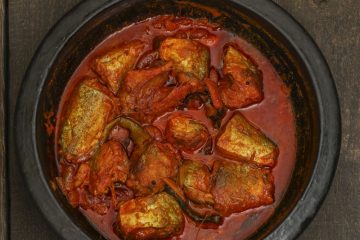 Ayala Curry in a clay pot on a wooden table