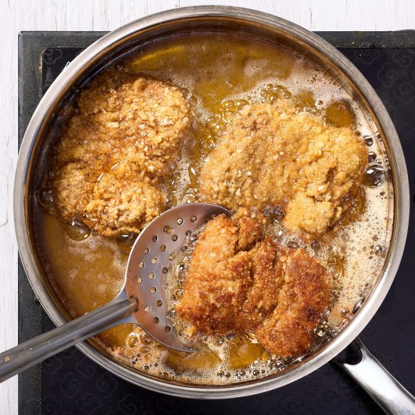 deep frying the chicken to make marghi na farcha