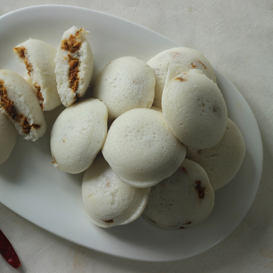Lunchbox Recipe - Idli Pinwheel With Smoked Chicken Frankfurters!