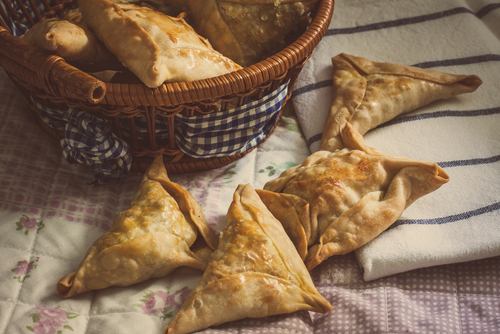 Indian,Samosa,Filled,With,Chicken,Curry,On,Tray Chicken Tikka Canapes on a table.